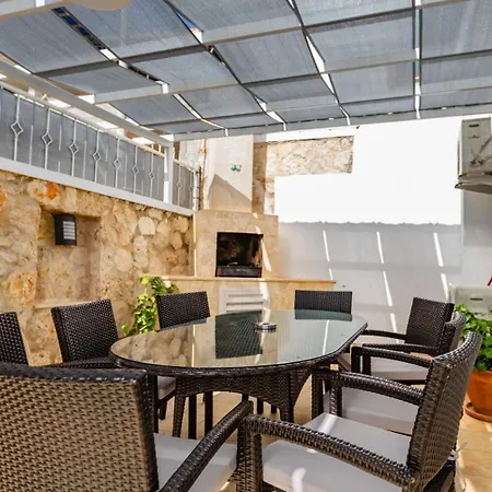 4 Bedroom - 6532 *